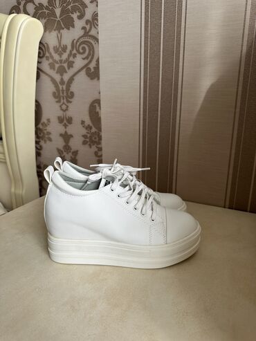 кроссовки белые: Продаю стильную обувь.Цена окончательная