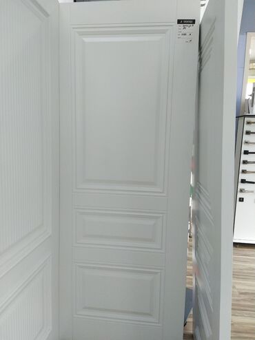 ev ucun qapi: Ağ rəngdə, klassik üslubda qapı. Üç panelli dizaynı ilə zərif görünüşə
