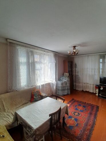 Uzunmüddətli kirayə mənzillər: 1 otaqlı mənzil – geniş və işıqlı zal Təsvir:salam - Geniş, günəş — 4