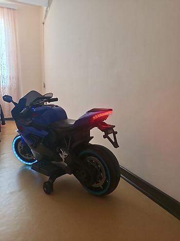 usaq yemek masa: Uşaq üçün elektrikli motosiklet – idman stili, mavi rəng — 1