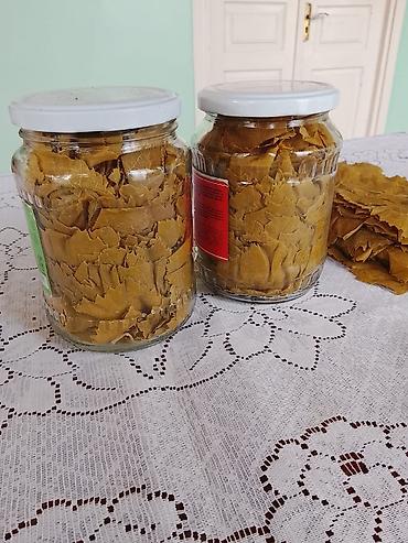 Bankada üzüm yarpağı – dolma və sarmalar üçün hazır turşu/salamura