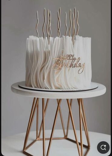 Tortlar: Zərif dizaynlı, ağ rəngli tort. Tortun ətrafı dalğalı bəzəklərlə əhatə — 4