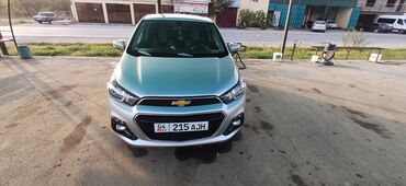 опель вектра б: Серебристый хэтчбек Chevrolet с четырьмя дверями и задней откидной