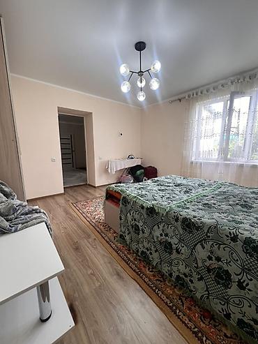 Продажа полдома: Продаю дом В селе Кунтуу, большой двор, 4 сарая, тапчан, навес — 17