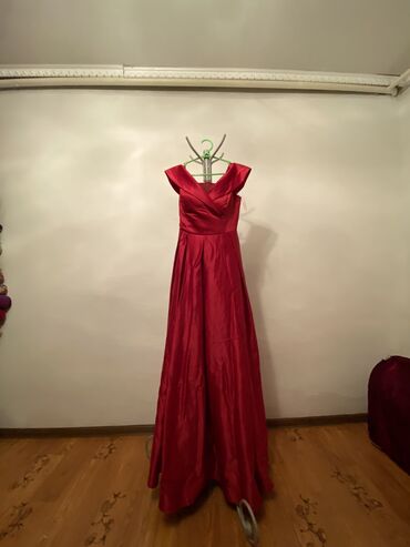 красное платье: S (EU 36), M (EU 38), цвет - Красный