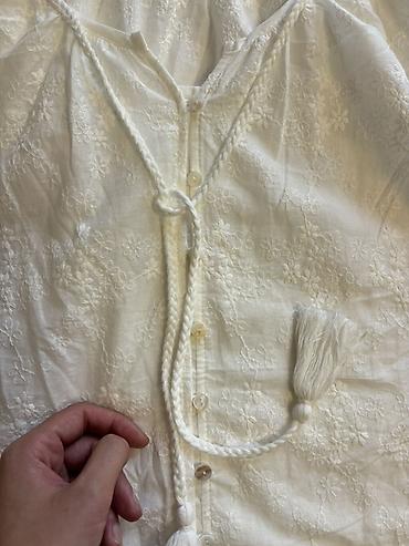 kəhrəba rəngi: Ağ rəngli, romantik naxışlı pambıq bluz - Material: yüngül, nəfəsalan — 3
