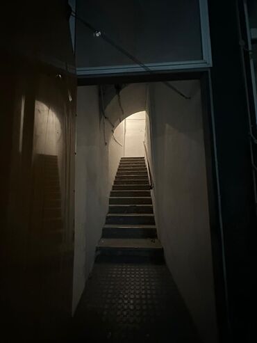 Binalar: Tarixi mərkəzdə yerləşən küçə mənzərəsi olan kommersiya obyektləri və — 7