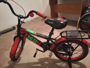 велосипед 4 колесный: Продаётся велосипед и самокат. На 7-9 лет