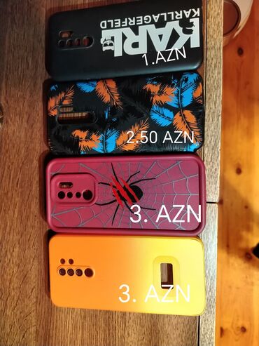 Müxtəlif dizayn və rənglərdə smartfon keysləri. Qara rəngli keysdə