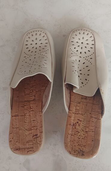 мужская обувь оптом: Бежевые шлепки,производство Сирия,очень удобные и очень лёгкие,прдошва