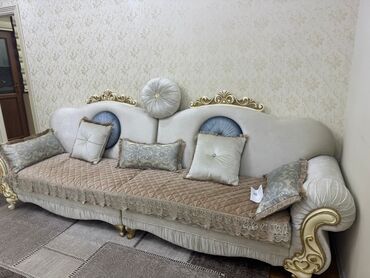 Giriş qapıları: Divan