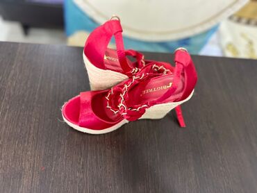 женская стильная обувь: Продаю шикарные❣ босоножки. Очень удобные, стильные. На выход и на
