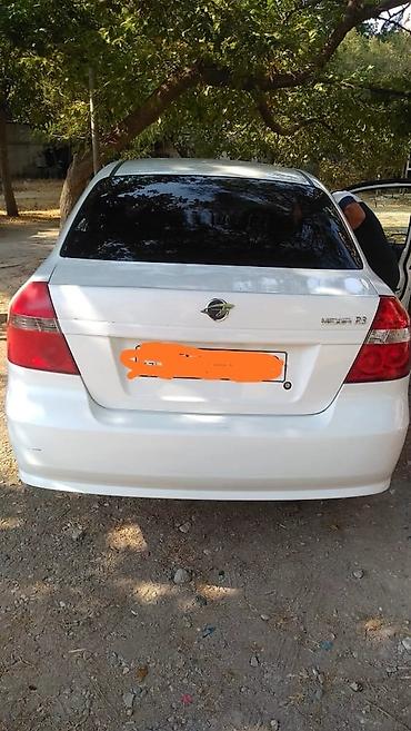 seat: Ağ rəngli kompakt sedan Texniki və dizayn xüsusiyyətləri: - Kuzov: 4 — 6