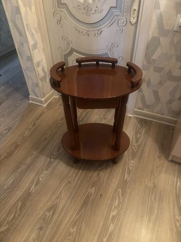 Masalar və oturacaqlar: İki mərtəbəli, oval formalı taxta servis/çay masası. - Material