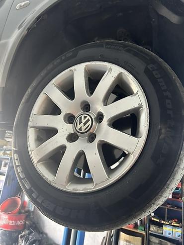 07 masin: Volkswagen orijinal 15" yüngül lehimli disklər və şinlər komplekti — 3