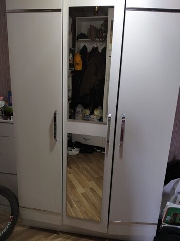 Dolablar: Açılan, 3 qapılı Düz dolab, Qarderob, paltar dolabı