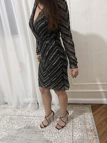 qara pp: Qara gümüşü payetli gecə geyimi - Model: Dizdən yuxarı, bədənə — 4