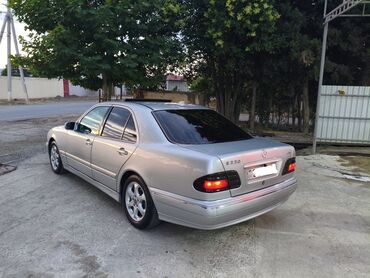 Mercedes-Benz: Mercedes-Benz E 220: 2.2 l | 2002 il Sedan — 12