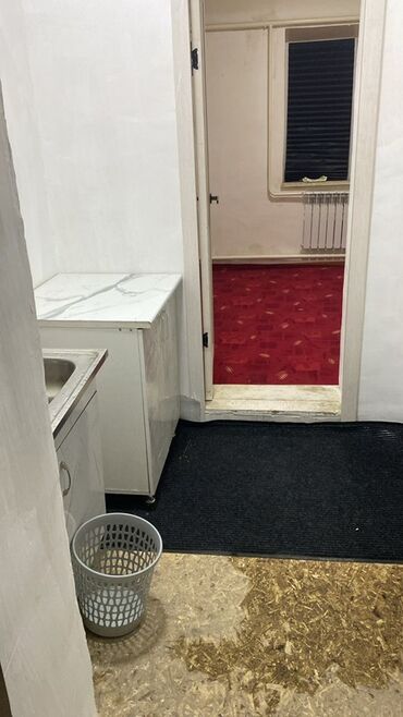 срочно продаётся 1 комнатная квартира в районе шлагбаум по улице кенсуйская 17 пересекает интергельпо: 1 бөлмө, Менчик ээси, Чогуу жашоосу жок, Жарым -жартылай эмереги бар