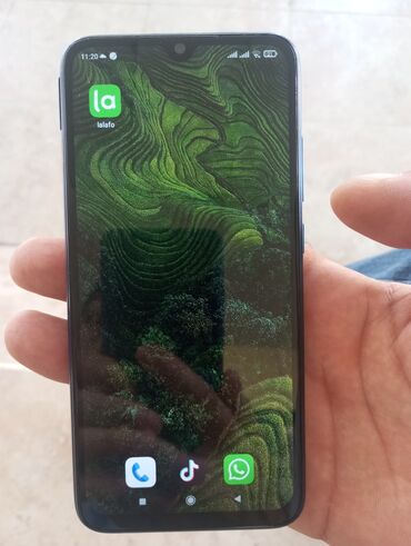 Infinix: Xiaomi Redmi Note 8 smartfonu parlaq mavi rəngdədir. Arxa tərəfində