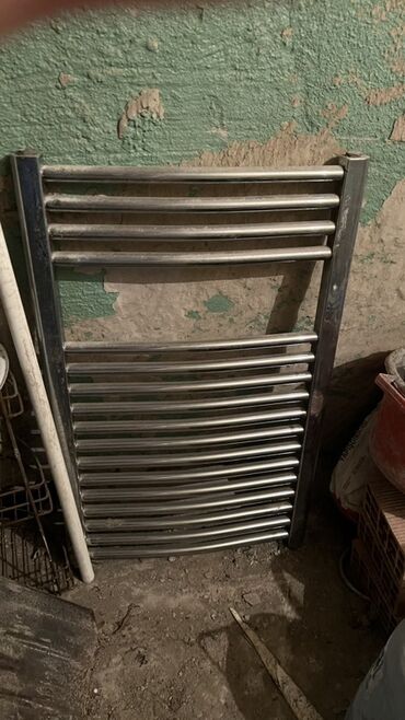 ванна: Xrom rəngli hamam üçün “nərdivan” tipli radiator/ dəsmalqurudan. -