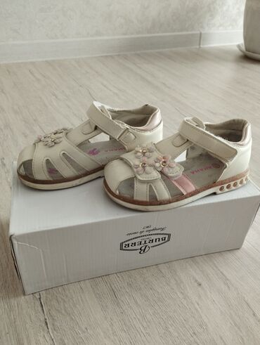 Детская обувь: Продаю детские сандалии для девочки