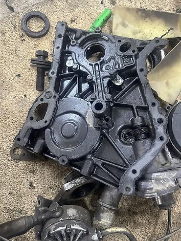 Двигатели, моторы и ГБЦ: Запчасть на мерседес w124 102 двигатель . Коленвал помпа, блок — 7