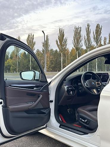 anda seat: BMW 530: 2021 г., 2 л, Автомат, Электромобиль, Седан — 8
