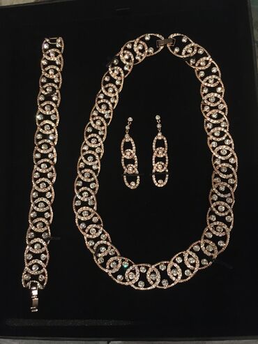 Setovi nakita: Vrlo kvalitetna firmirana bižuterija, pozlata,ne upotrebljavana. U