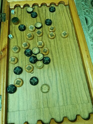 аренда настольных игр: Классический набор для игры в нарды, выполненный из дерева. В комплект