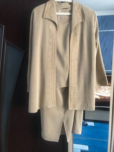 Kostyumlar: Продается строгий женский костюм тройка, юбка, кофта и пиджак бежевого