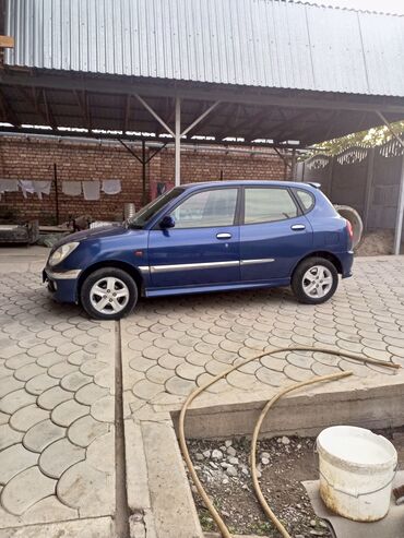 ниссан автомобиль: Daihatsu Sirion: 2003 г., 1.3 л, Механика, Бензин, Хетчбек