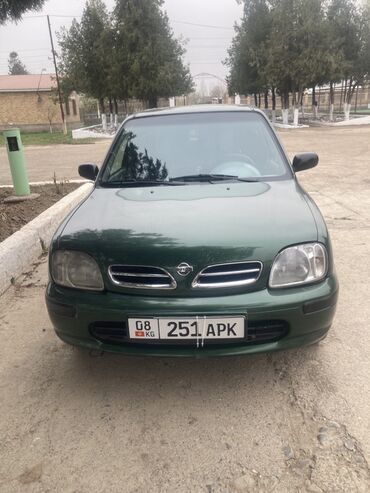 самые дешёвые авто: Зеленый хэтчбек Nissan Micra, оснащенный четырьмя дверями