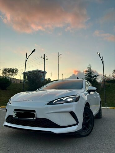 BYD: BYD Seal 0-5 DM-i sedan – ağ rəng, aerodinamik kuzovlu, arxa hissədə — 4