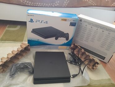 PS4 (Sony Playstation 4): Ps4 slim 500gb ideal veziyetde, bir eded oriqinal pult,icinde oyun