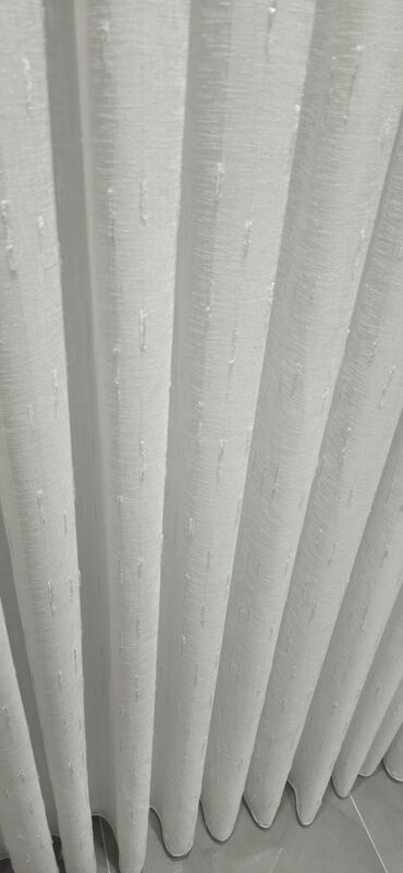 Parçalar: Ağ rəngli, nazik, şəffaf parçadır. Üzərində həndəsi naxışlar var — 17