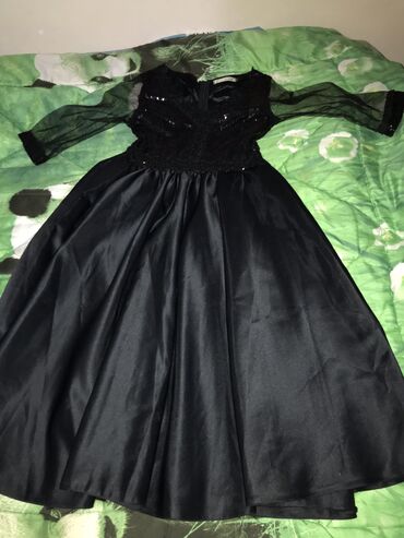 длинное черное платье с разрезом: Вечернее платье, Длинная модель, С рукавами