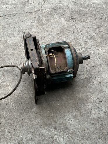 Запчасти и аксессуары для бытовой техники: Продаю Двигателя 3 фазный Асенхроный 4. КВ 1500 оборотов 5 кВ 1500 — 17