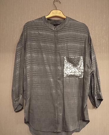 pull and bear: Ayhan brendi, Qadın köynəyi Boz rəngdə, zərif parıltılı xətlərə malik — 1