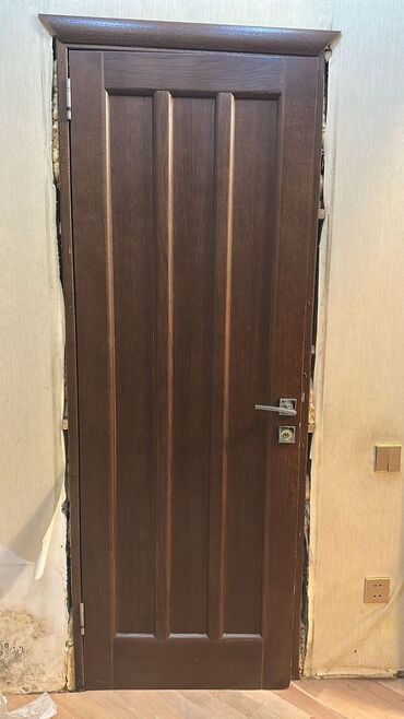Otaq qapıları: Qəhvəyi rəngdə olan bu qapı, otağınız üçün klassik və zərif bir