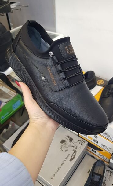 женские кожанные перчатки: Kişilər üçün qara rəngli ayaqqabı kolleksiyası - Ümumi dizayn