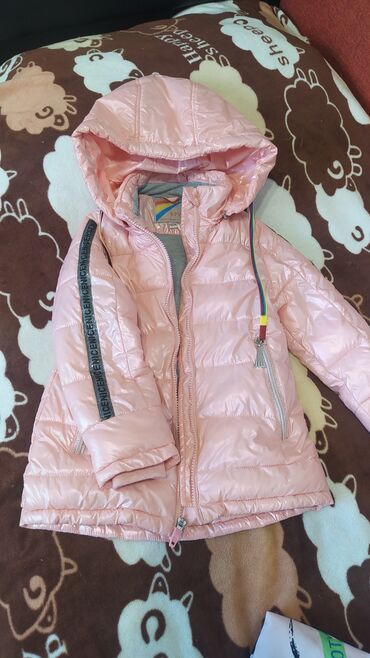 Верхняя одежда: Куртка деми розовая (на 5-6 лет)- желетка меховая черная (на 5-7 лет)-