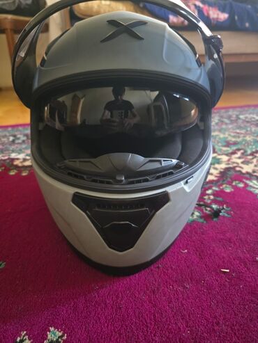 Moto əlcəklər: Moto üçün nəzərdə tutulmuş boz rəngli dəbilqə. Dəbilqənin üst