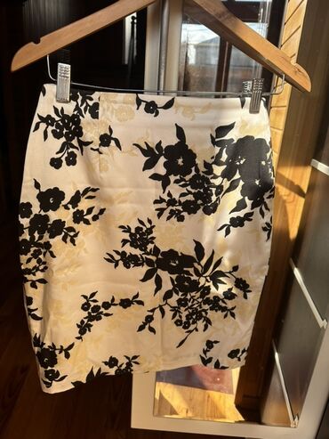 Ətəklər: Qadın geyimləri dəsti 1) Qara-ağ çiçək naxışlı ətək - Rəng: krem fon — 9