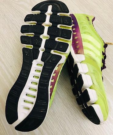 Кроссовки и спортивная обувь: Оригинальные беговые кроссовки Adidas Climachill. Размер указан на — 5