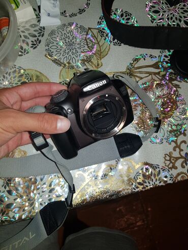 canon eos r: Canon eos 1100d yaxşı vəziyyətdə,çantası adapteri obyektivi var