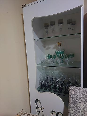 modern qapilar: Ağ rəngdə vitrin/dolab və qəhvəyi TV stendi dəsti - Vitrin: Modern — 2