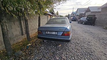 вмятина: Mercedes-Benz W124: 1988 г., 2.3 л, Механика, Бензин, Седан — 4