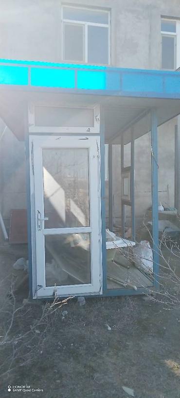 Budkalar, köşklər: 5 kv.m budka satılır. Qiymətdə razılaşmaq olar։ şüşələri var — 3