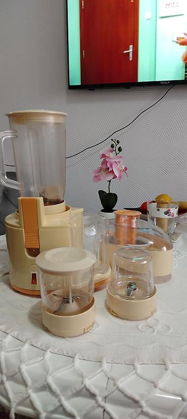 giros aparat: Multipraktik, blender, sokovnik i secko, sve u jednom. Ima 4 različita — 2